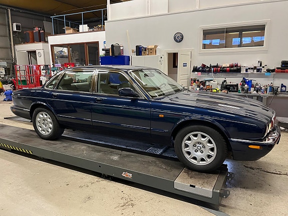 Jaguar XJ 15 of 30