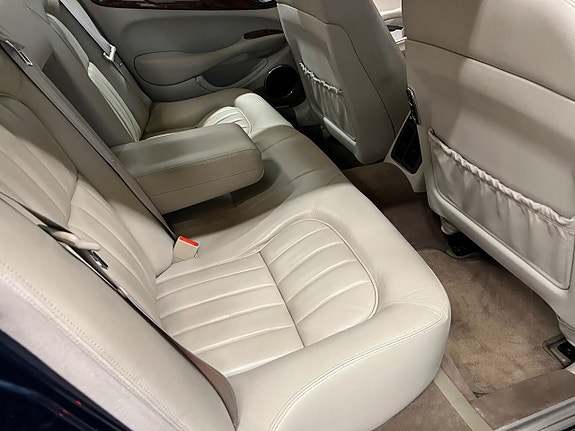 Jaguar XJ 26 of 30