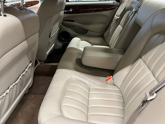Jaguar XJ 23 of 30