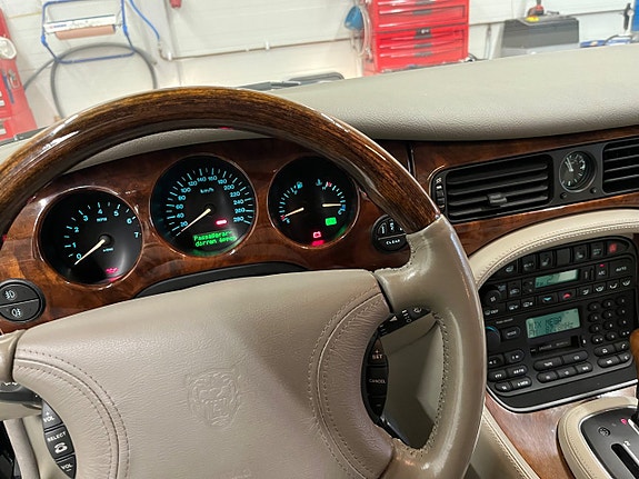 Jaguar XJ 20 of 30