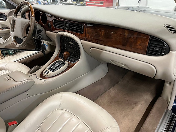 Jaguar XJ 24 of 30
