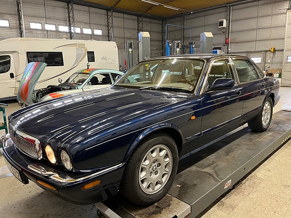 Jaguar XJ 16 of 30