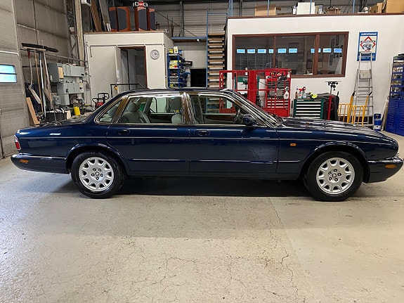 Jaguar XJ 4 of 30