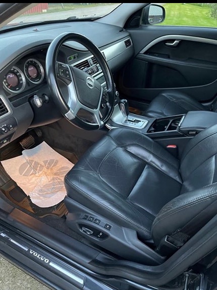 Volvo V70 3 of 4