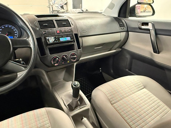 Volkswagen Polo 19 of 23