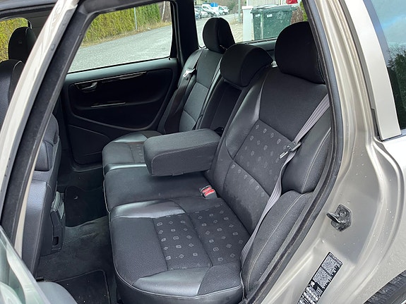 Volvo V70 3 of 9