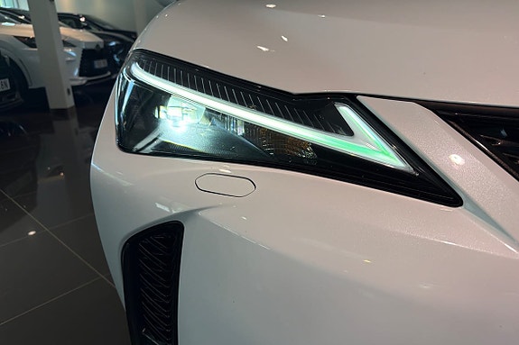 Lexus UX250h 26 of 30