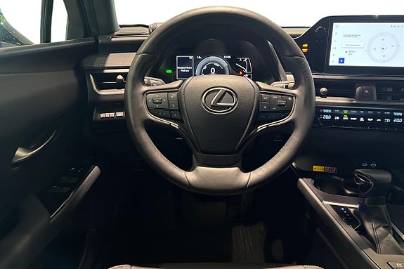 Lexus UX250h 17 of 30