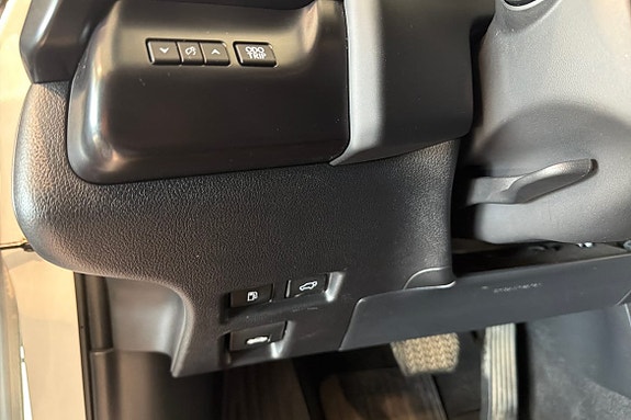 Lexus UX250h 29 of 30