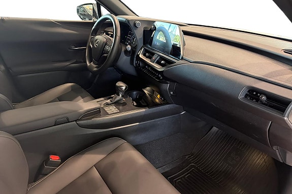 Lexus UX250h 7 of 30