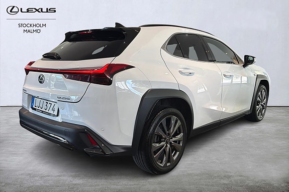 Lexus UX250h 24 of 30