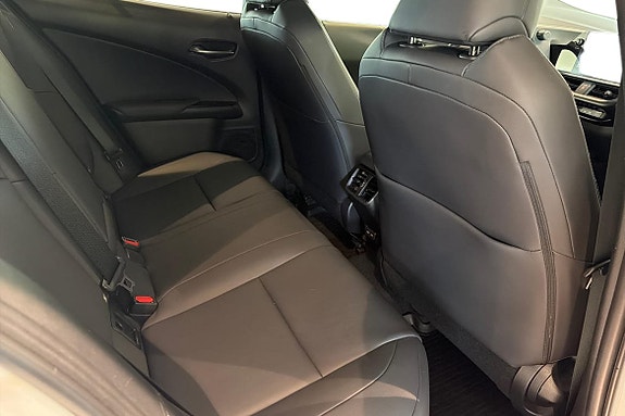 Lexus UX250h 13 of 30