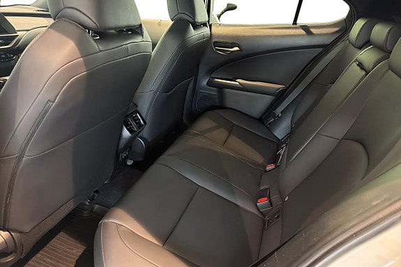 Lexus UX250h 16 of 30