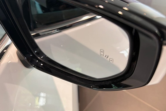 Lexus UX250h 19 of 30