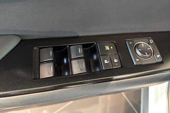 Lexus UX250h 28 of 30