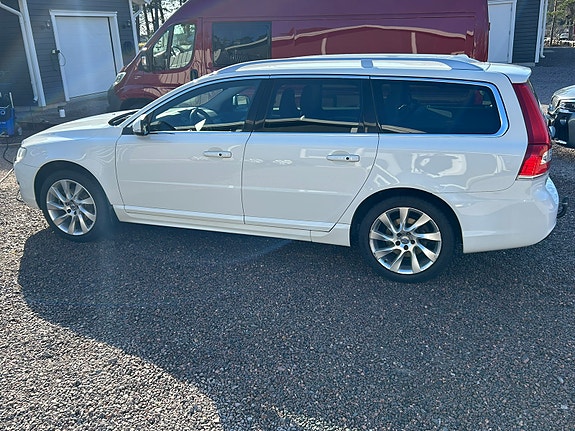 Volvo V70 2 of 11