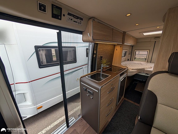 Hymer Yellowstone *Plåtis / Långbäddar / Dragkrok 7 of 21
