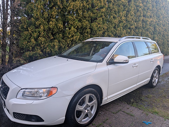 Volvo V70 2 of 5