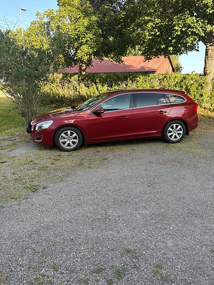 Volvo V60 2 of 4