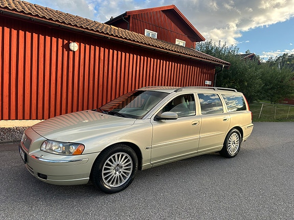 Volvo V70 2 of 10