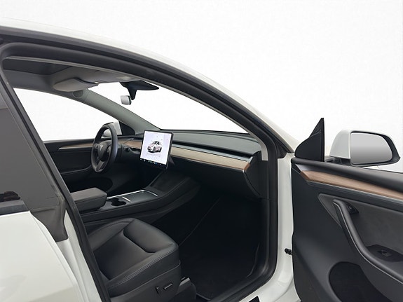 Tesla Model Y 27 of 30