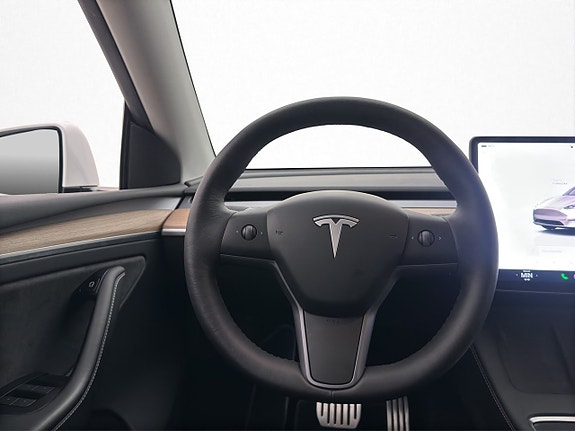 Tesla Model Y 14 of 30