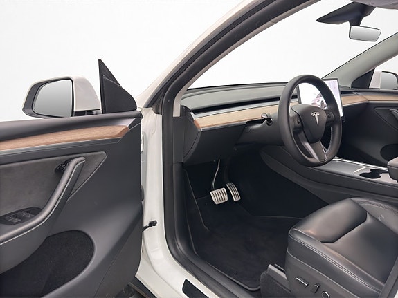 Tesla Model Y 10 of 30