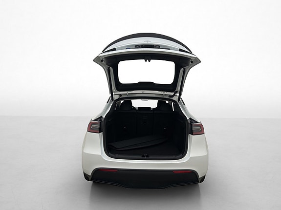 Tesla Model Y 29 of 30