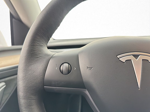 Tesla Model Y 15 of 30