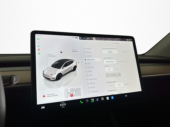 Tesla Model Y 23 of 30