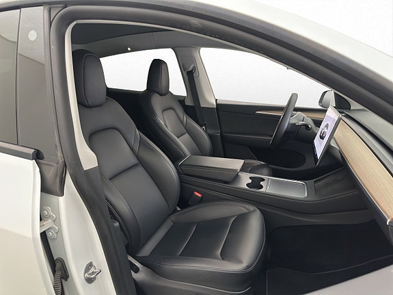 Tesla Model Y 26 of 30