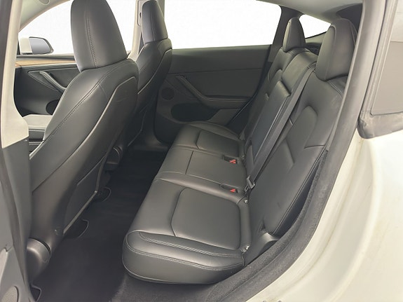 Tesla Model Y 28 of 30