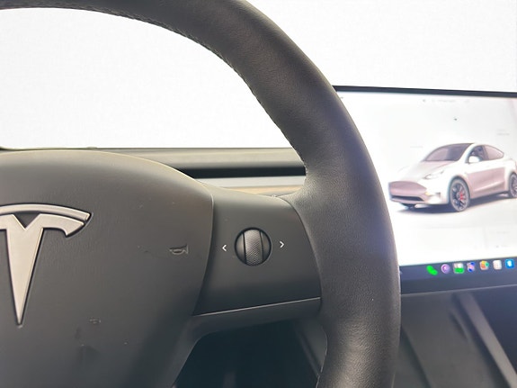 Tesla Model Y 16 of 30