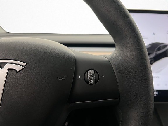 Tesla Model Y 16 of 30