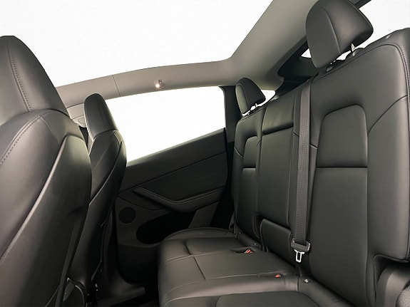 Tesla Model Y 29 of 30