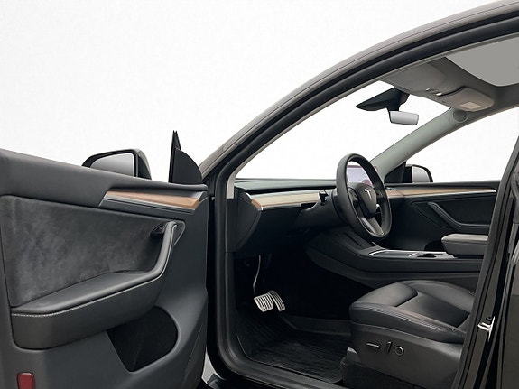 Tesla Model Y 11 of 30