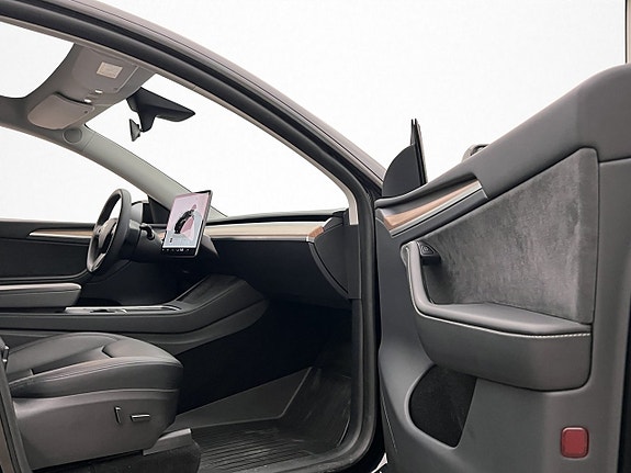 Tesla Model Y 28 of 30