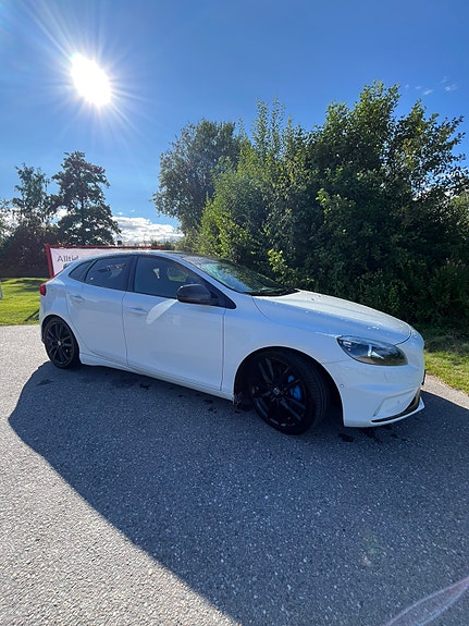 Volvo V40 2 of 19