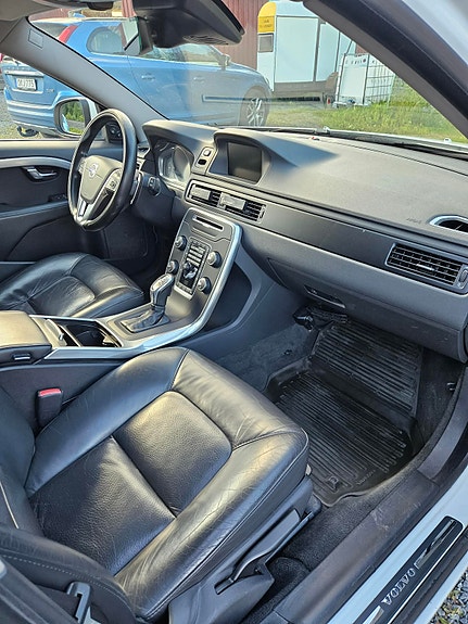 Volvo V70 3 of 3