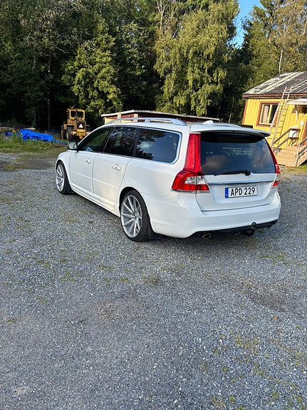 Volvo V70 2 of 3
