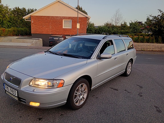 Volvo V70 2 of 5