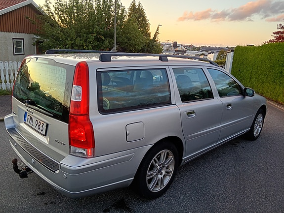 Volvo V70 3 of 5