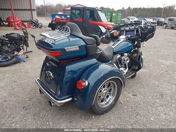 Harley-Davidson FLHTCUTG/Tri Glide Ultra 11 of 15