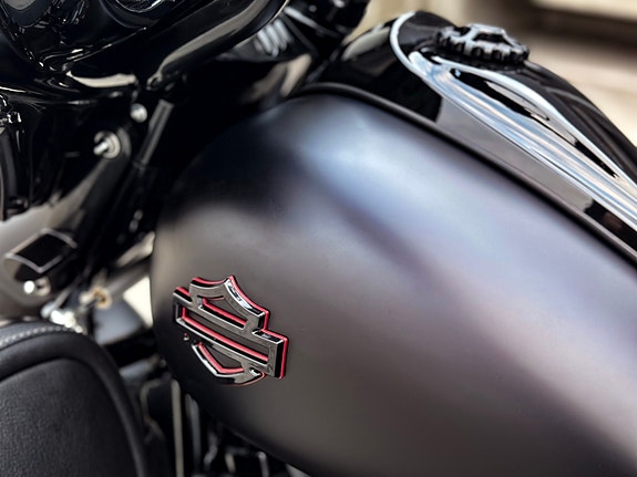 Harley-Davidson FLHTCUTG/Tri Glide Ultra 9 of 15