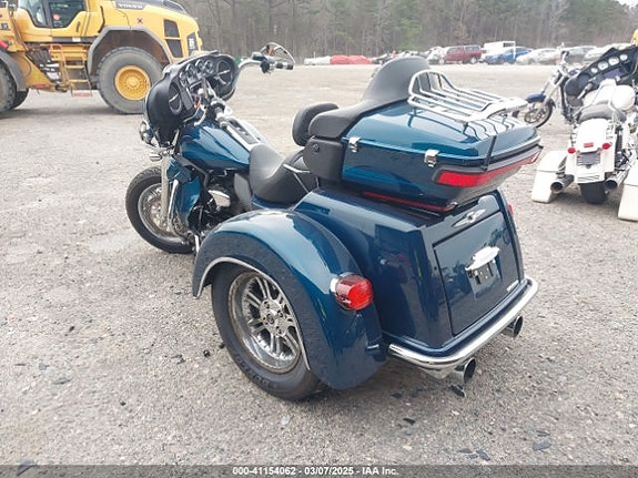 Harley-Davidson FLHTCUTG/Tri Glide Ultra 12 of 15