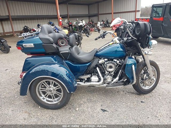 Harley-Davidson FLHTCUTG/Tri Glide Ultra 15 of 15