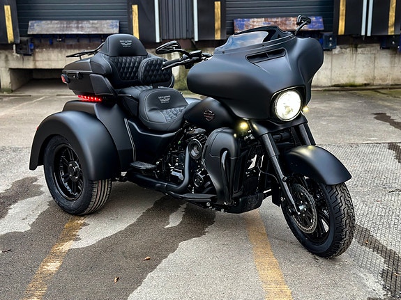 Harley-Davidson FLHTCUTG/Tri Glide Ultra 8 of 15