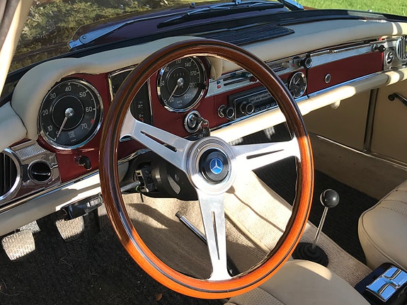 Mercedes-Benz 230 SL 4 of 8