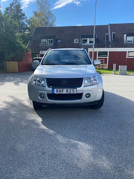 Suzuki Grand Vitara 2 of 8