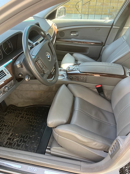 BMW 745i 4 of 6
